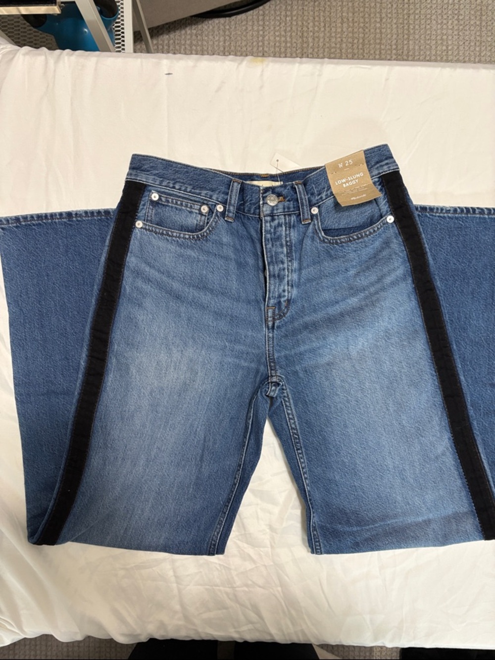 Madewell low-slung baggy Blue Denim Jeans -Black Side Stripe
Size 25 & 30 inseam